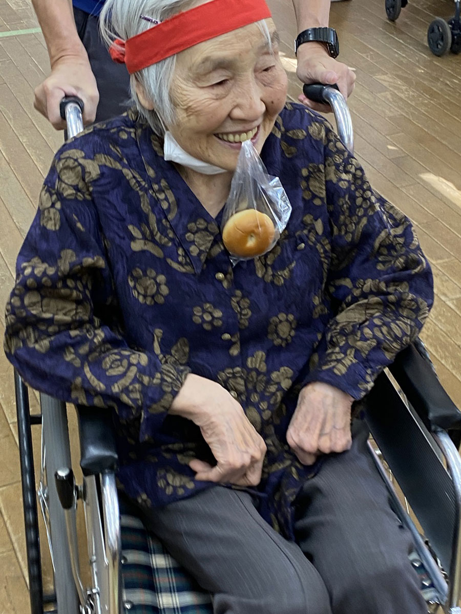 11月の様子 写真：秋の大運動会-パン食い競争