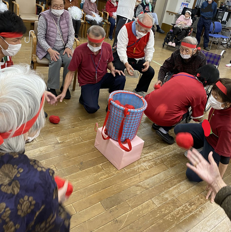 11月の様子 写真：秋の大運動会-玉入れ