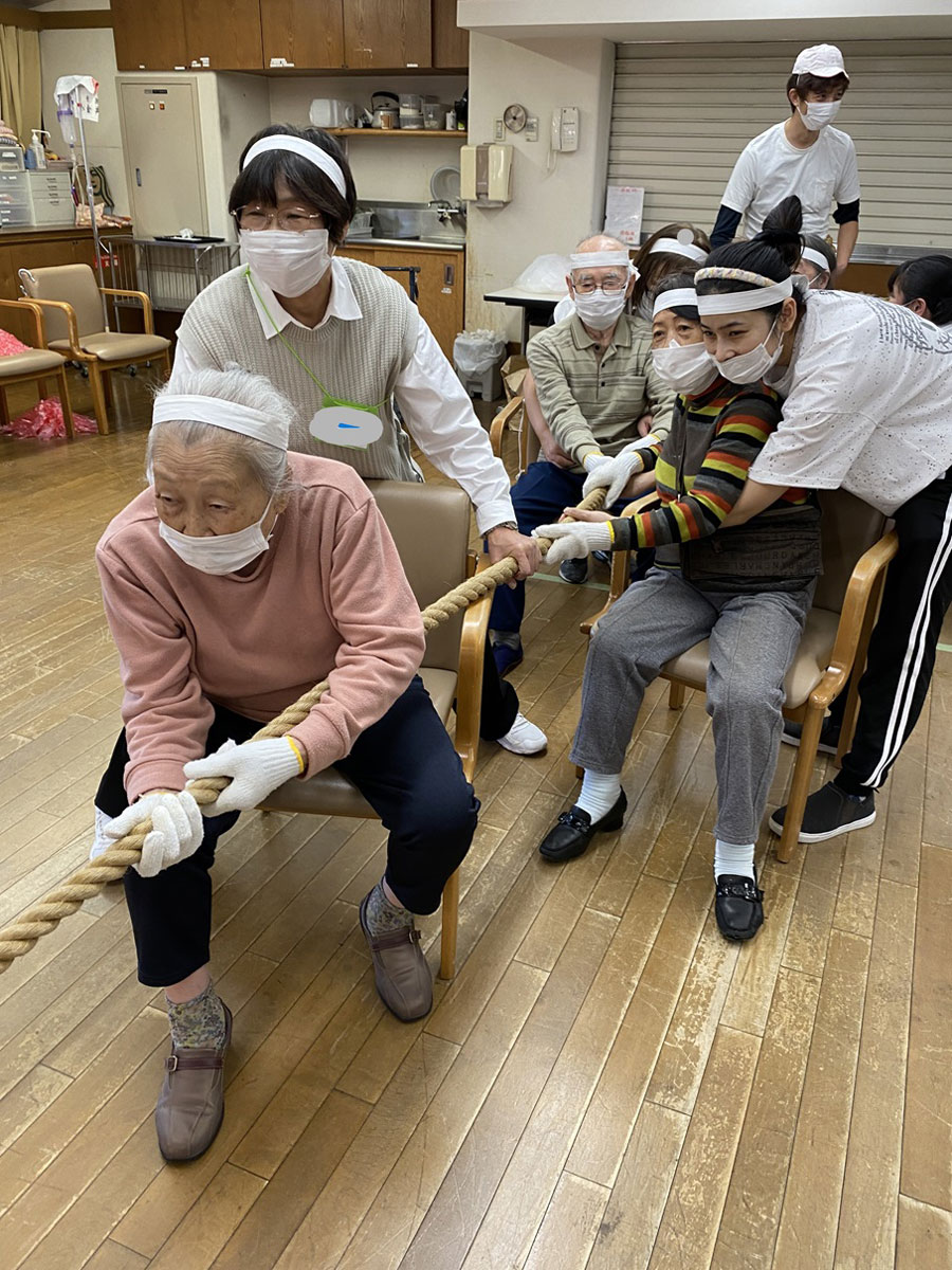 11月の様子 写真：秋の大運動会-綱引き（白組）