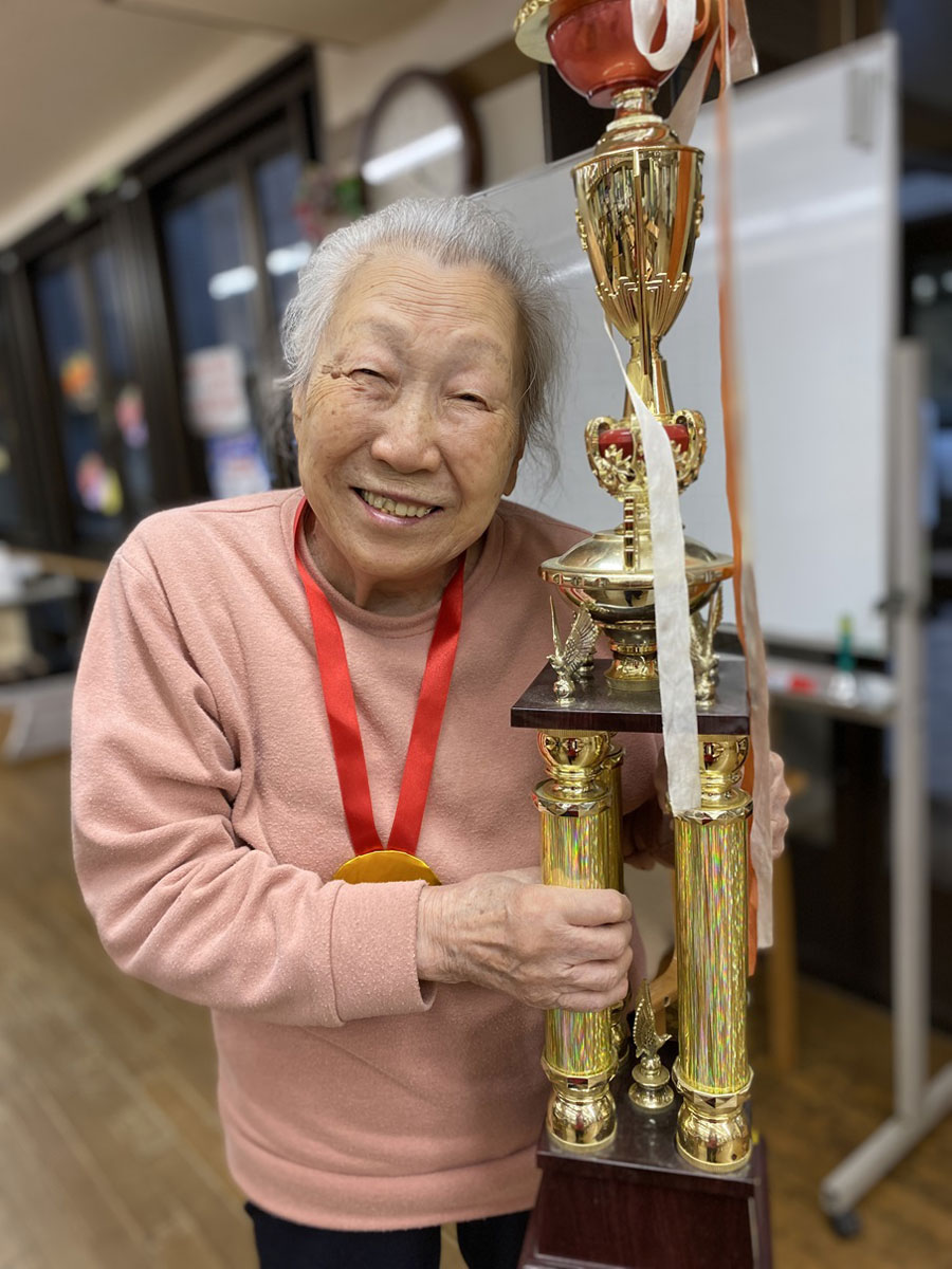 11月の様子 写真：秋の大運動会-トロフィー1