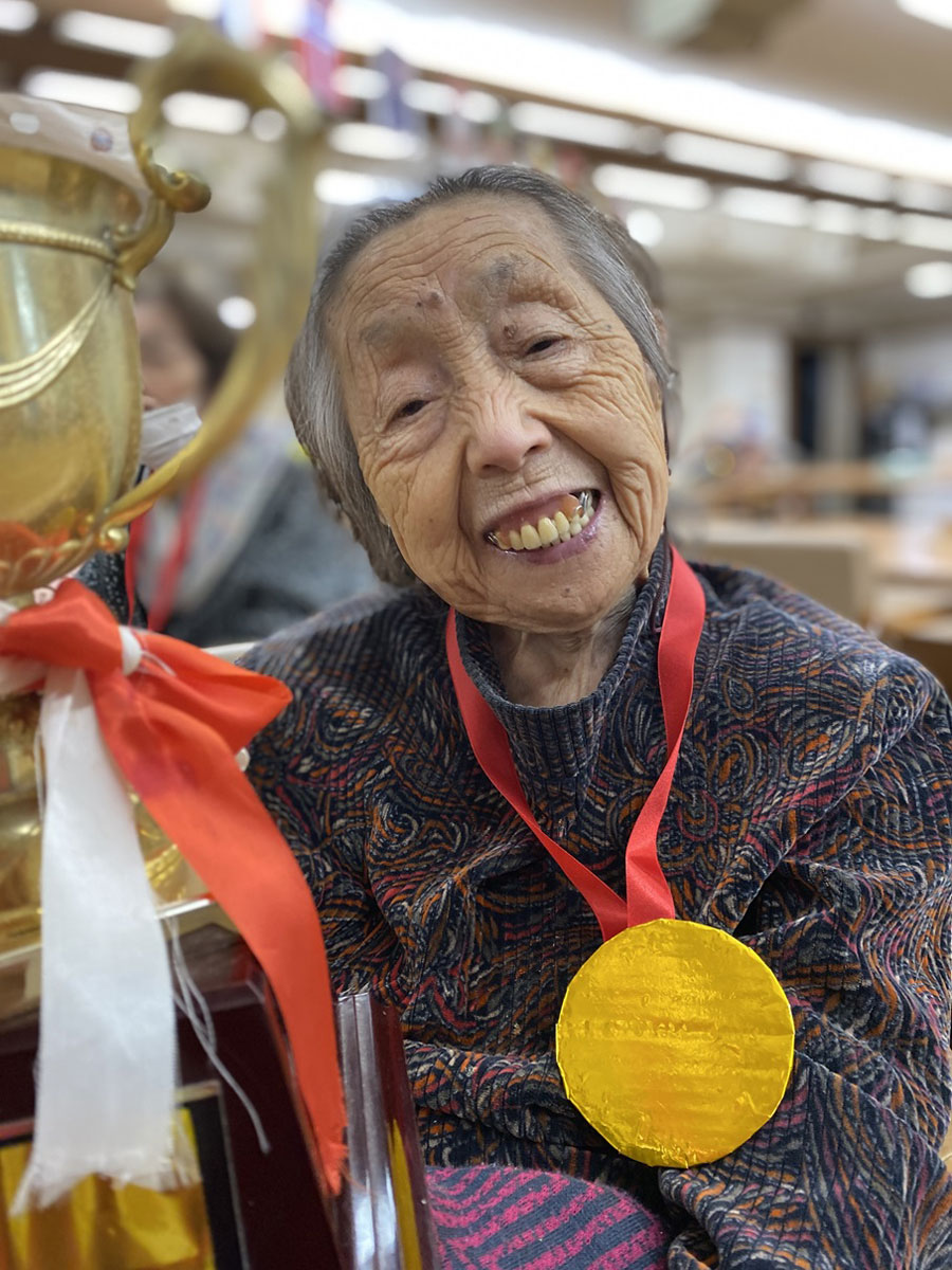 11月の様子 写真：秋の大運動会-トロフィー3